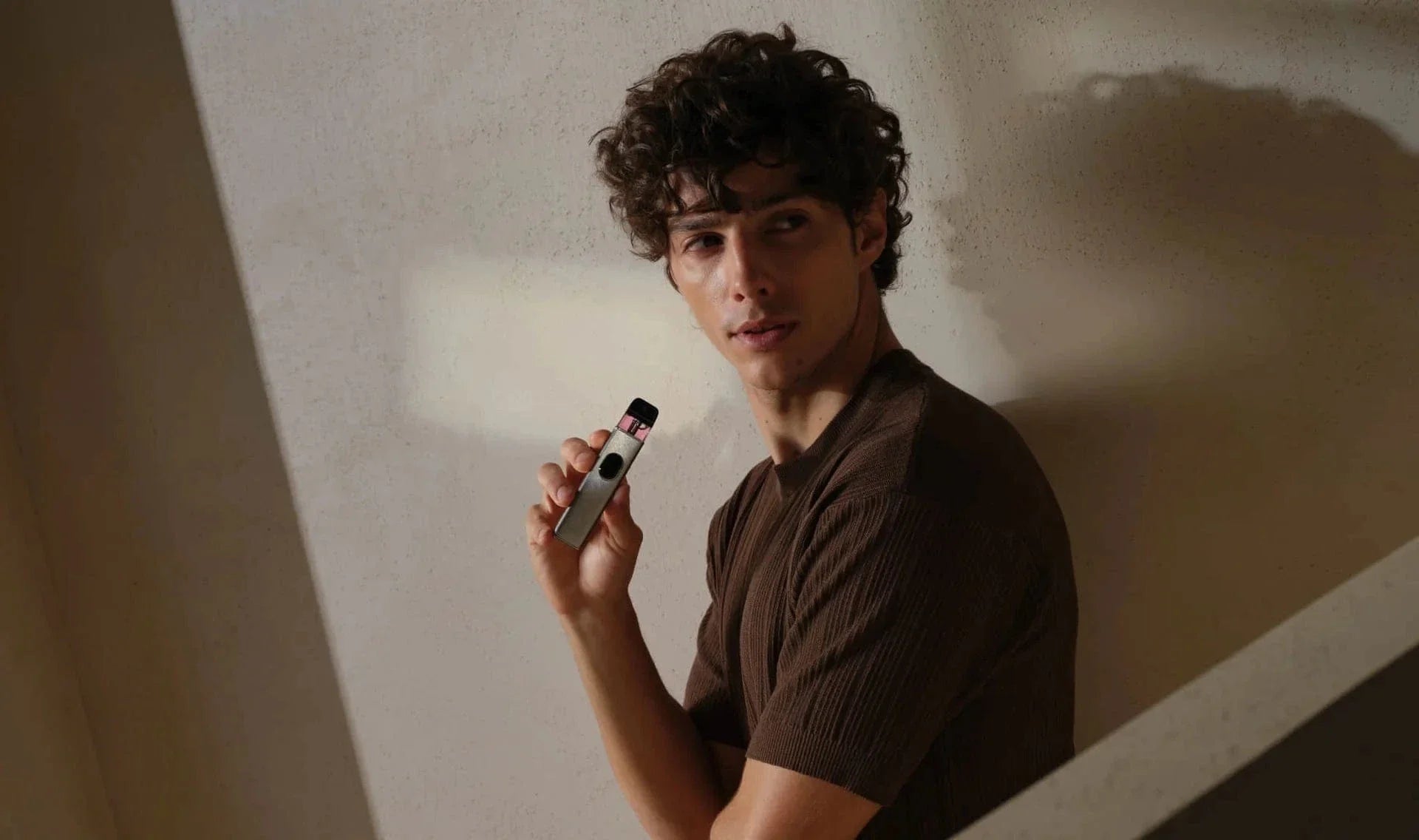Man holding a vape device against a neutral background Vaporesso XROS 5 30W Pod Kit